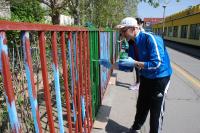Önkéntesek kezeitől szépült az Aranyi úti bölcsi kerítése